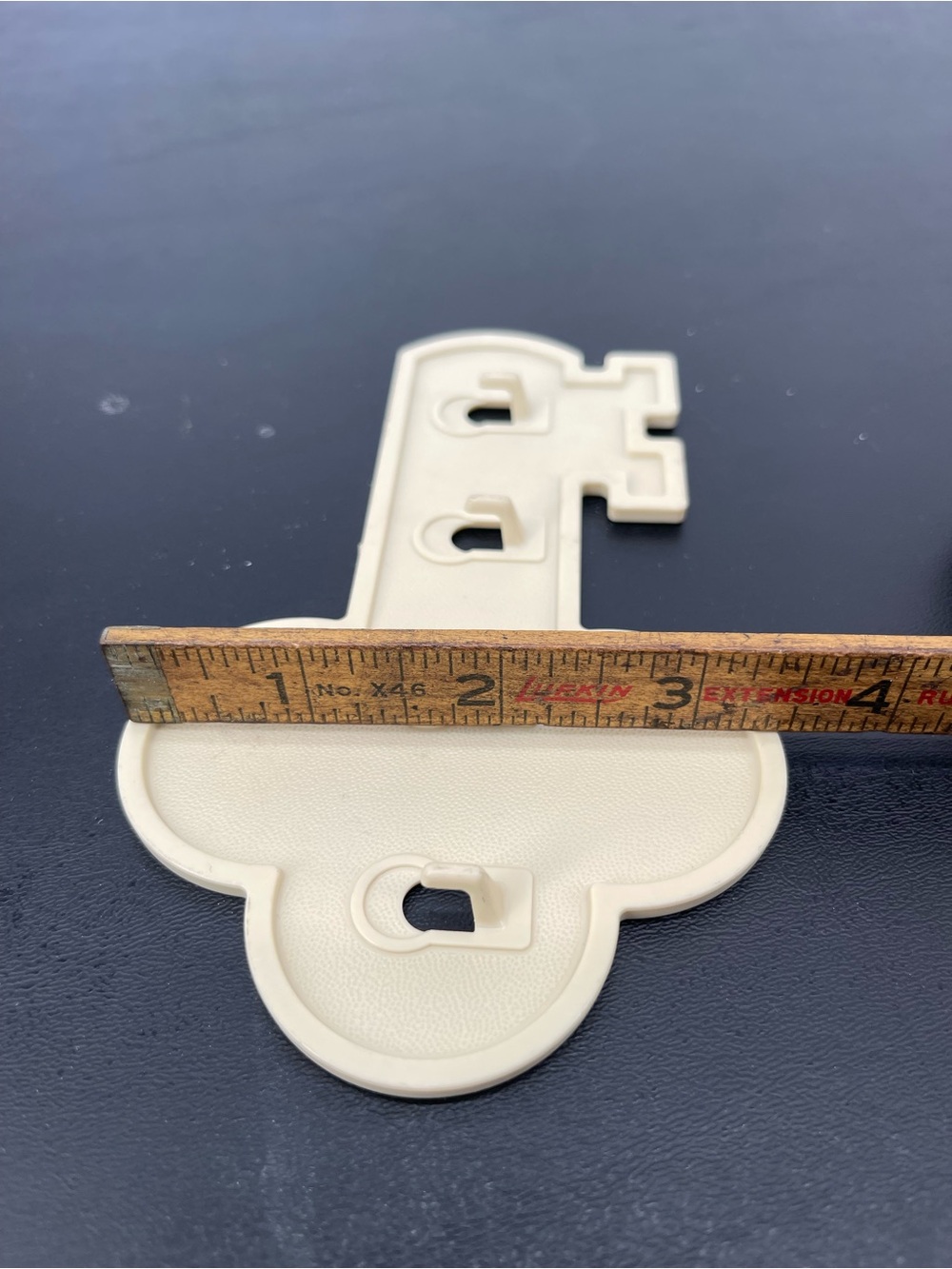 Tupperware Cream Key-Shaped Wall Hook Rack #1453-2 - Picture 3 of 6